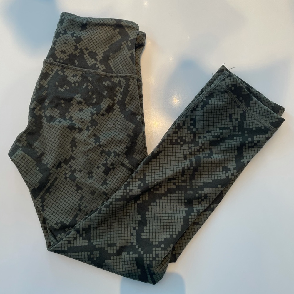 Snake printed lulu lemon leggings, 3/4 length calf